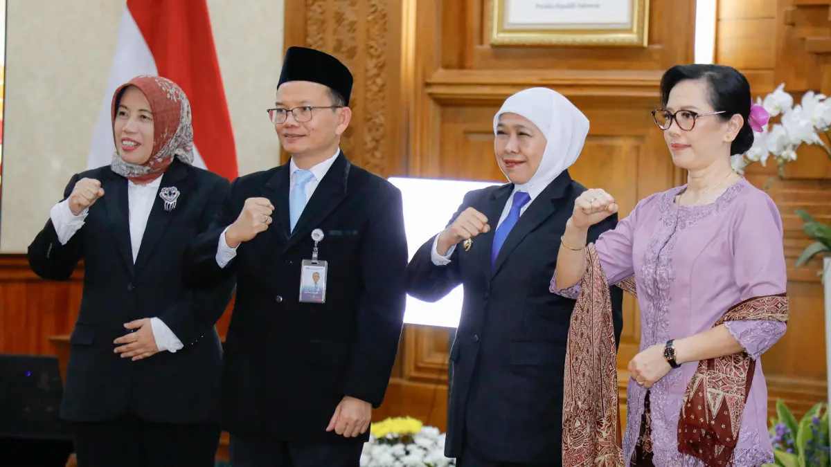 KOLABORASI: Gubernur Jatim Khofifah (dua dari kanan) saat mengukuhkan Hasoloan Manalu (tiga dari kanan) sebagai Kepala BPKP Jatim. (IST/RADAR SURABAYA)