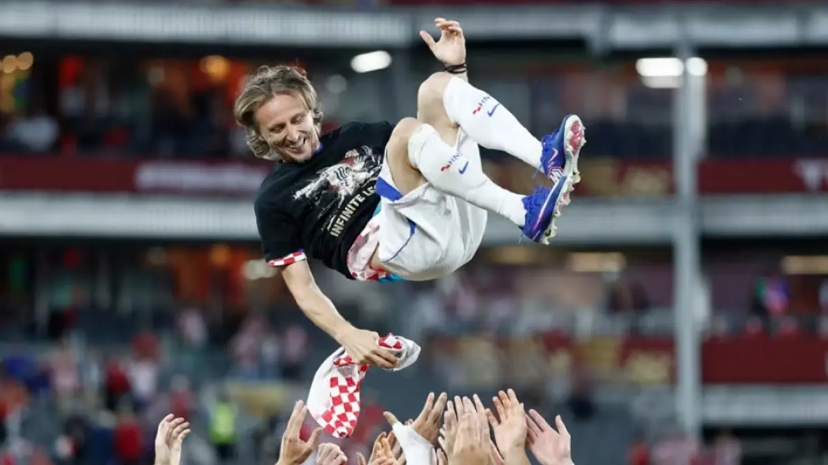Luka Modrić diangkat ke udara oleh rekan-rekan setimnya setelah kemenangan pada laga ke-200 bersama tim nasional Kroasia.( Benoît Tessier/Reuters) 