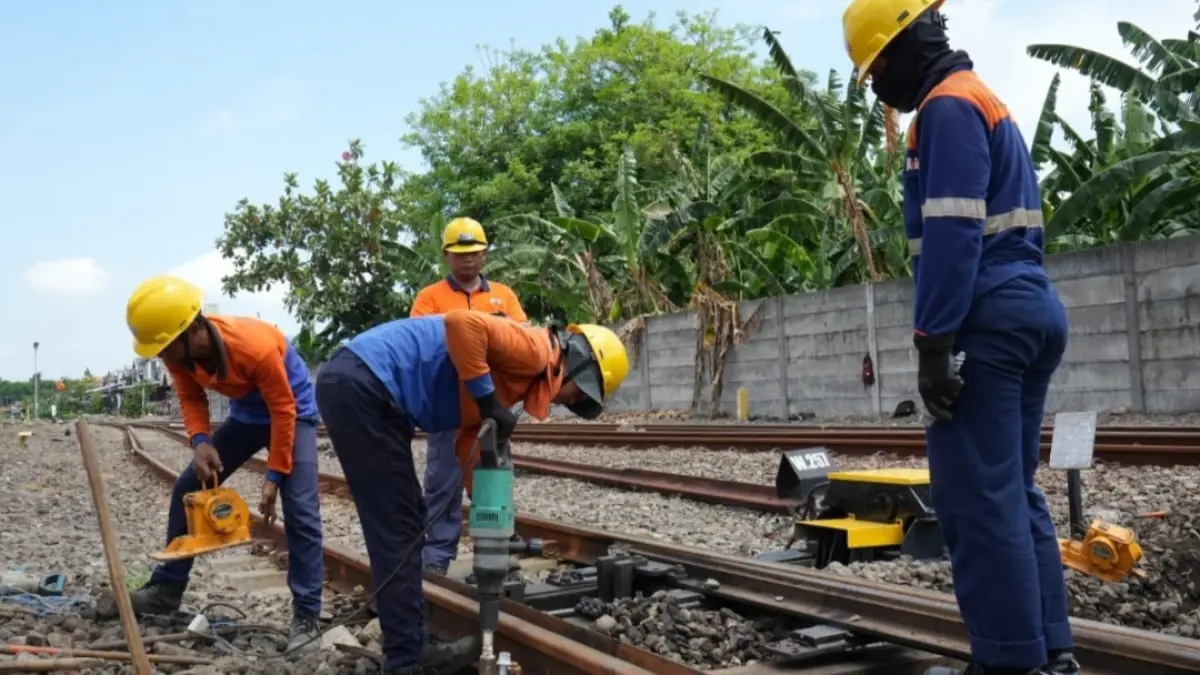 Petugas melakukan perbaikan dan perawatan lintasan kereta api untuk mengantisipasi banjir. (Rahmat Sudrajat) 
