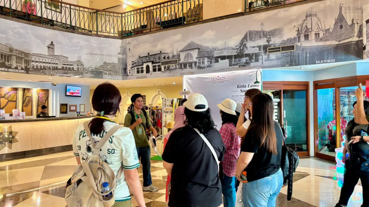 SIAP JELAJAH: Peserta walking tour ikonik saat di lobby Hotel Horison Arcadia Heritage Rajawali Surabaya yang menjadi starting point. (IST)&nbsp;