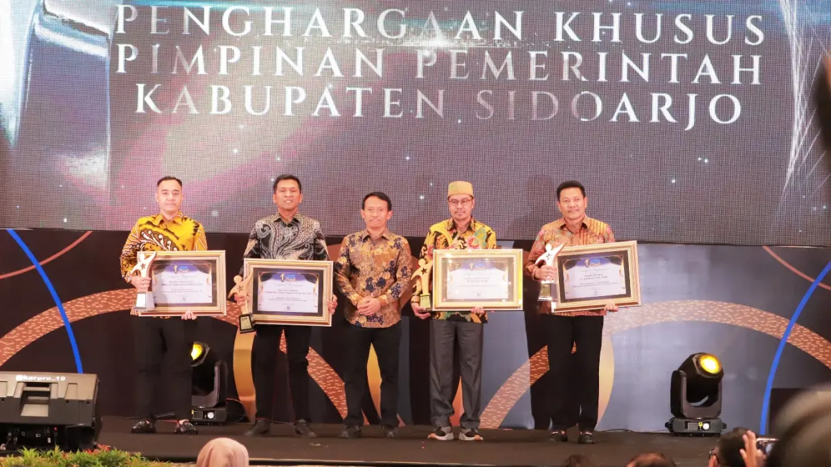 APRESIASI: Forkopimda Sidoarjo saat meraih Radar Surabaya Award 2025. (SURYANTO/RADAR SURABAYA)