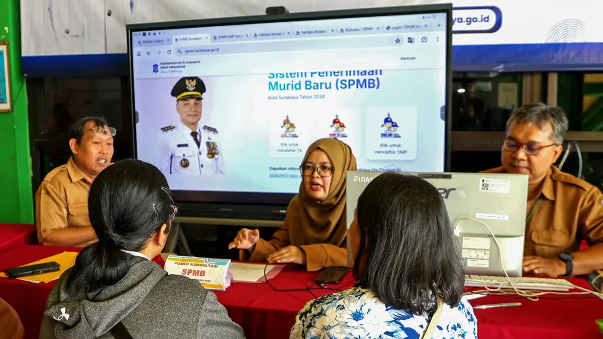 BEREBUT KURSI: Posko SPMB di sejumlah SMP Negeri mulai dipakai orang tua siswa. Saat ini, SPMB SMP Negeri memasuki tahap penerimaan jalur afirmasi dan mutasi.(IST/RADAR SURABAYA)