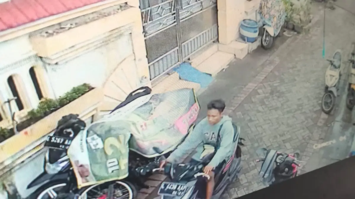 DIAMANKAN: Tersangka curanmor IS, terekam CCTV saat beraksi di Rumdin TNI AL, Wonosari, Surabaya. (IST/RADAR SURABAYA)