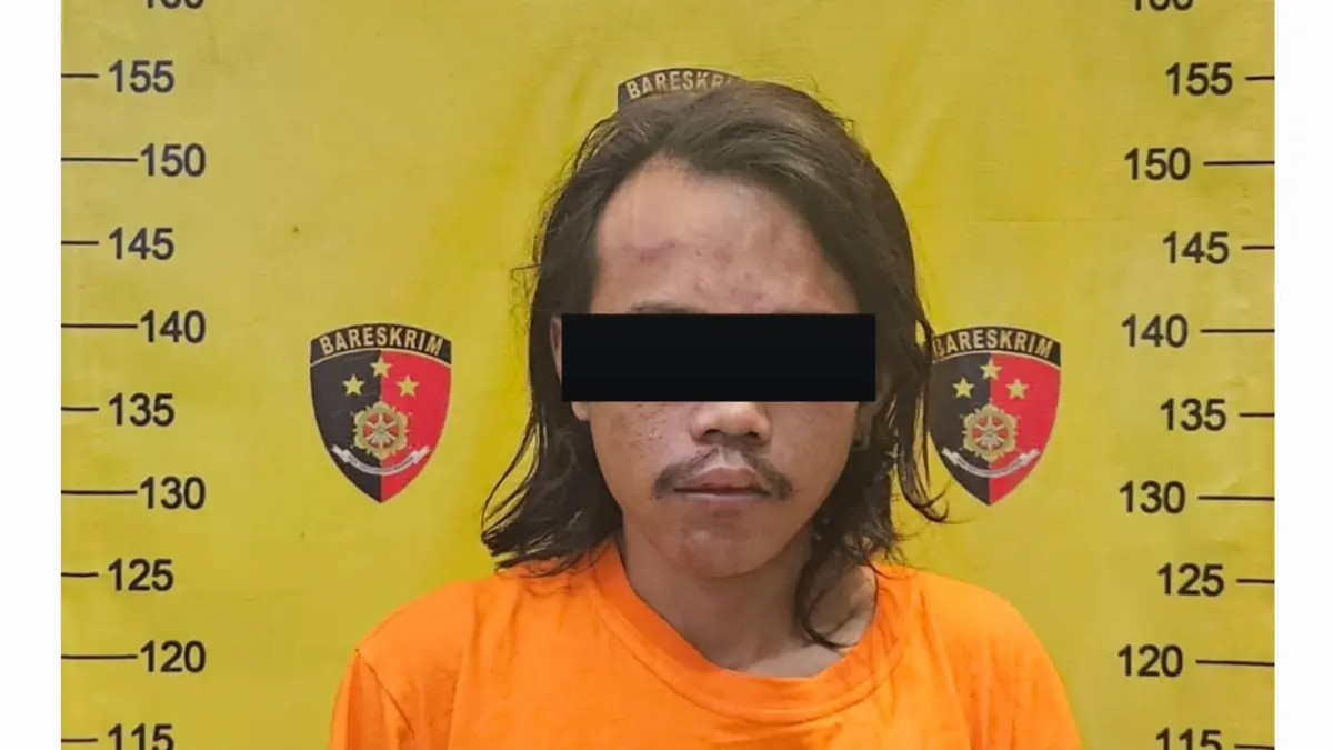 DIRINGKUS: Tersangka Stevanus, asal Waru, Sidoarjo, ditangkap usai mencuri HP korban pengeroyokan di Jalan Lumumba Dalam, Surabaya.(IST/RADAR SURABAYA)