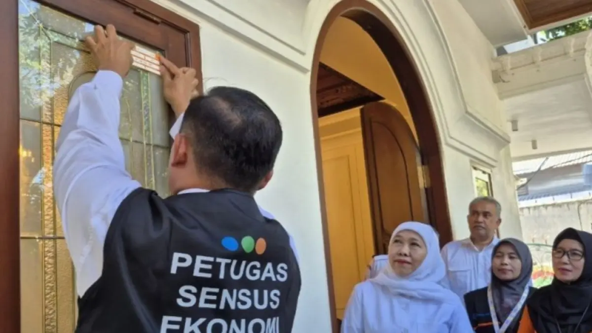  Gubernur Jatim Khofifah Indar Parawansa (kedua kiri) bersama Pelaksana Tugas Kepala BPS Jawa Timur Herum Fajarwati (kanan) usai pelaksanaan Sensus Ekonomi 2026 di Surabaya, Rabu (24/6). (ANTARA/Willi Irawan)
