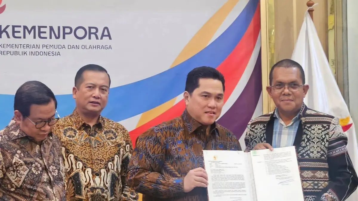 Gubernur NTT Melki Laka Lena (kanan) menerima SK penetapan tuan rumah PON 2028 dari Menpora Eric Thohir. (IST)