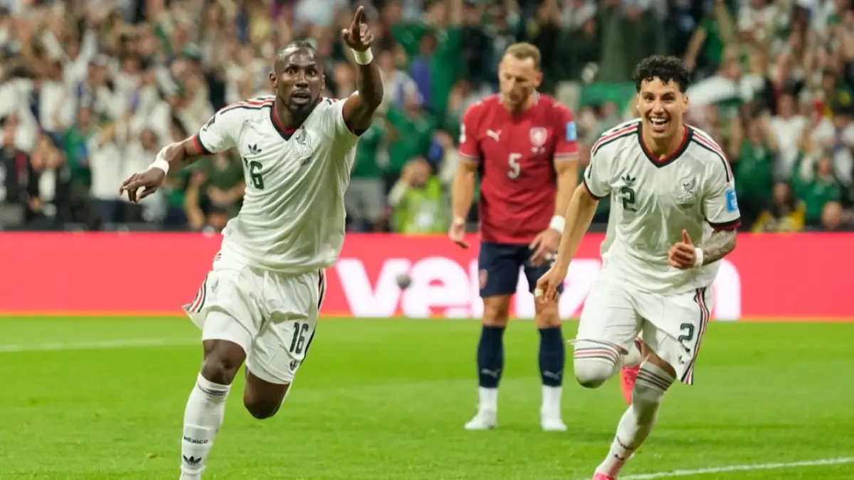 Julian Quinones (kiri) selebrasi usai cetak gol untuk Meksiko. (AP Photo/Silvia Izquierdo) 