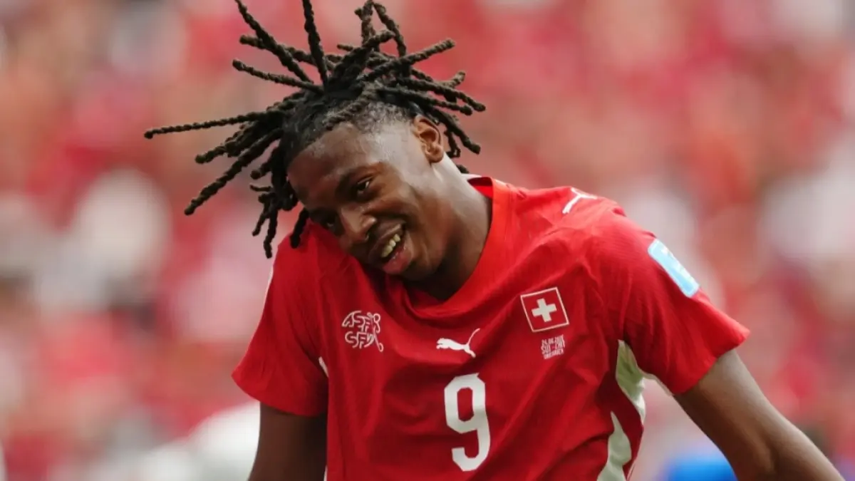 Selebrasi Johan Manzambi usai cetak gol kedua Swiss. (Ethan Cairns/The Canadian Press via AP) 