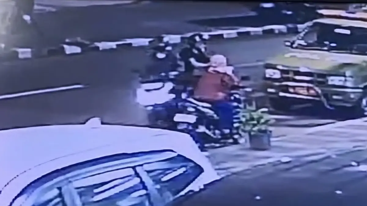 TEREKAM: Rekaman CCTV menunjukkan korban, Debi, saat menjadi korban jambret HP di Jalan Dharmawangsa, Surabaya.(MAHRUS/RADAR SURABAYA)