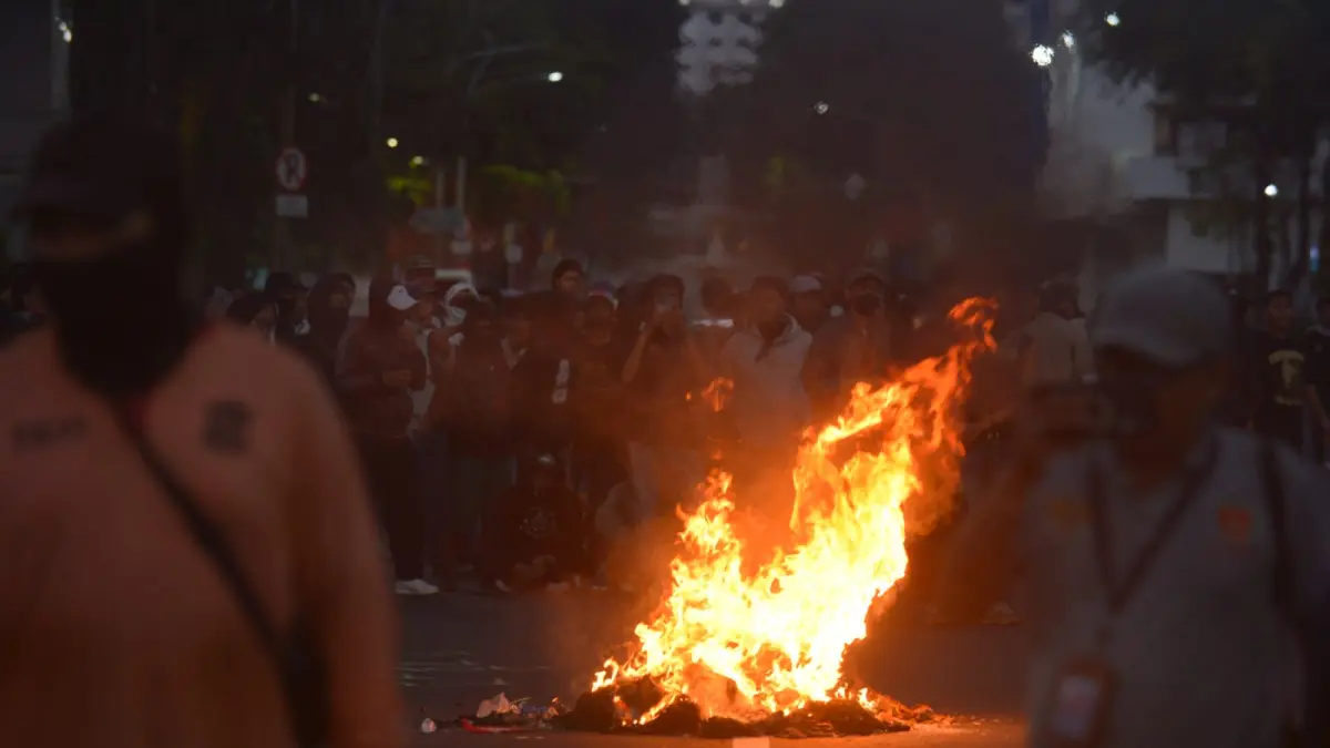 DIBAKAR: Massa pengunjuk rasa di depan Gedung Negara Grahadi, Jalan Gubernur Suryo, Surabaya, masih bertahan. Mereka berorasi sambil membakar sampah.(ANDY SATRIA/RADAR SURABAYA)