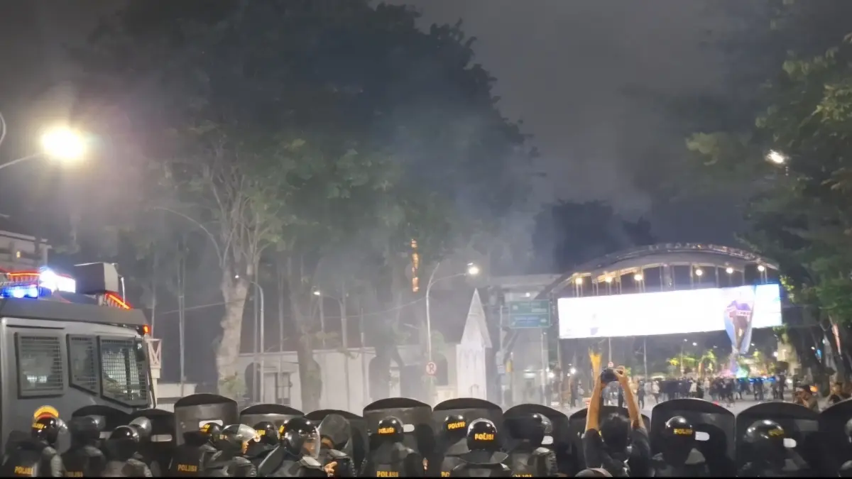 DIHALAU: Kepolisian menghalau massa pengunjuk rasa yang ricuh di depan Gedung Grahadi, Surabaya. (GUNTUR IRIANTO/RADAR SURABAYA)