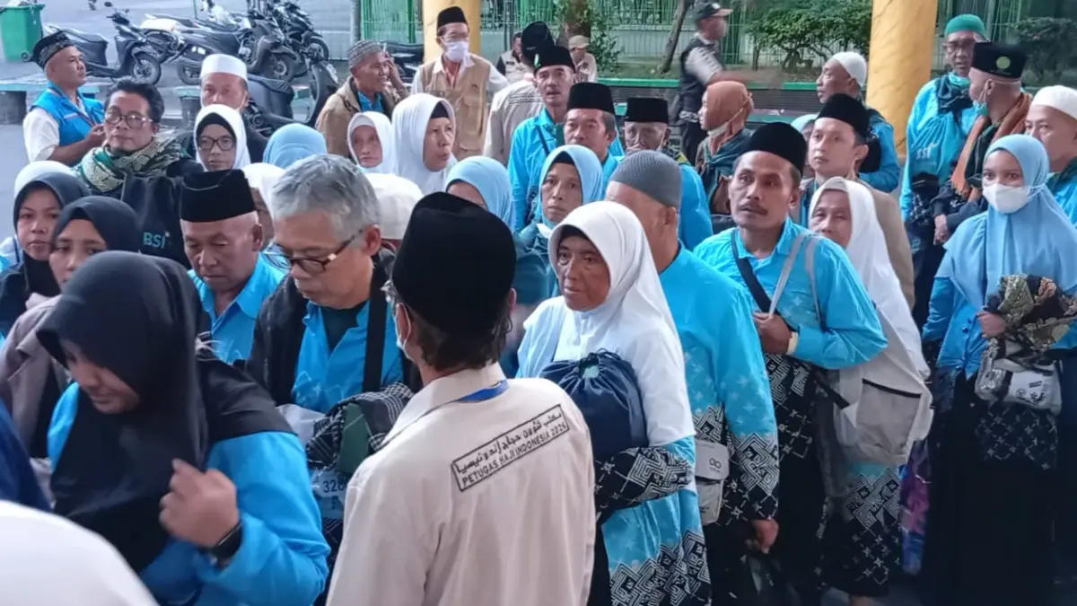 Jemaah haji Debarkasi Surabaya ketika tiba di Asrama Haji Surabaya. (Rahmat Sudrajat) 