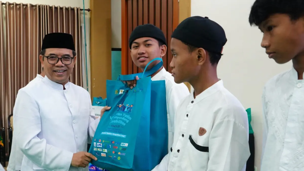 Kepala Kanwil Kemenag Jawa Timur, Akhmad Sruji Bahtiar, bersama anak yatim dan penyandang disabilitas dalam kegiatan Lebaran Yatim dan Penyandang Disabilitas 2026 di Aula Kanwil Kemenag Jatim. 