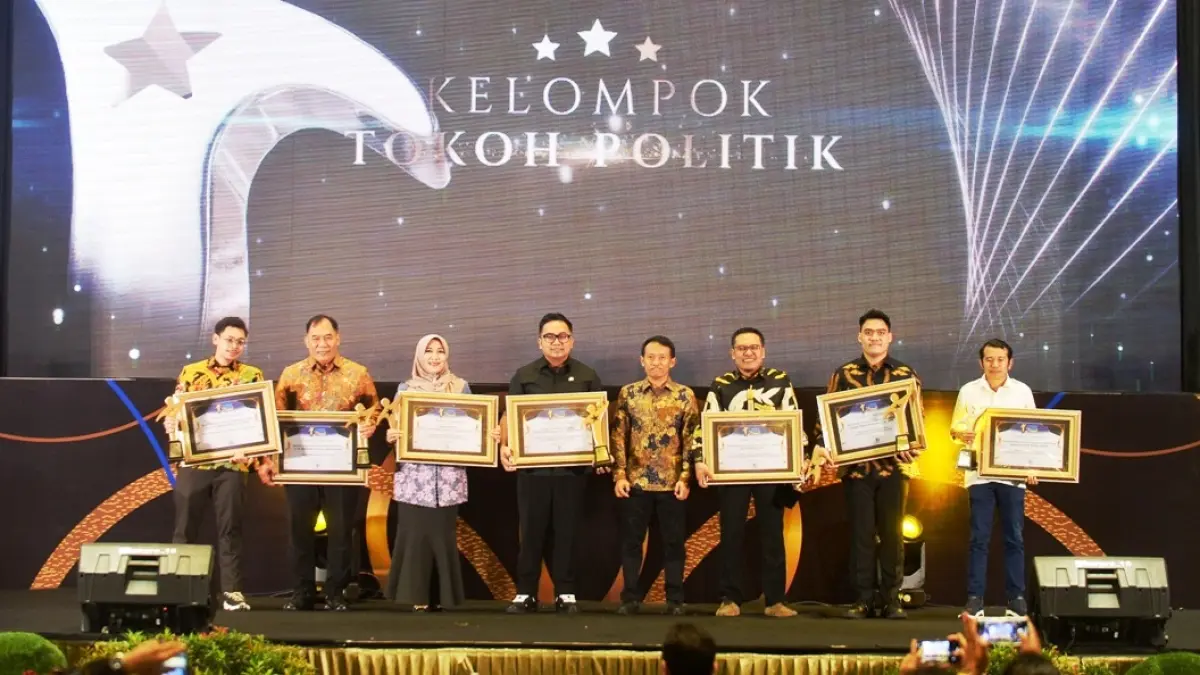 MEMBANGGAKAN: Para peraih Radar Surabaya Award 2025 kategori politik. (ANDY SATRIA/RADAR SURABAYA)