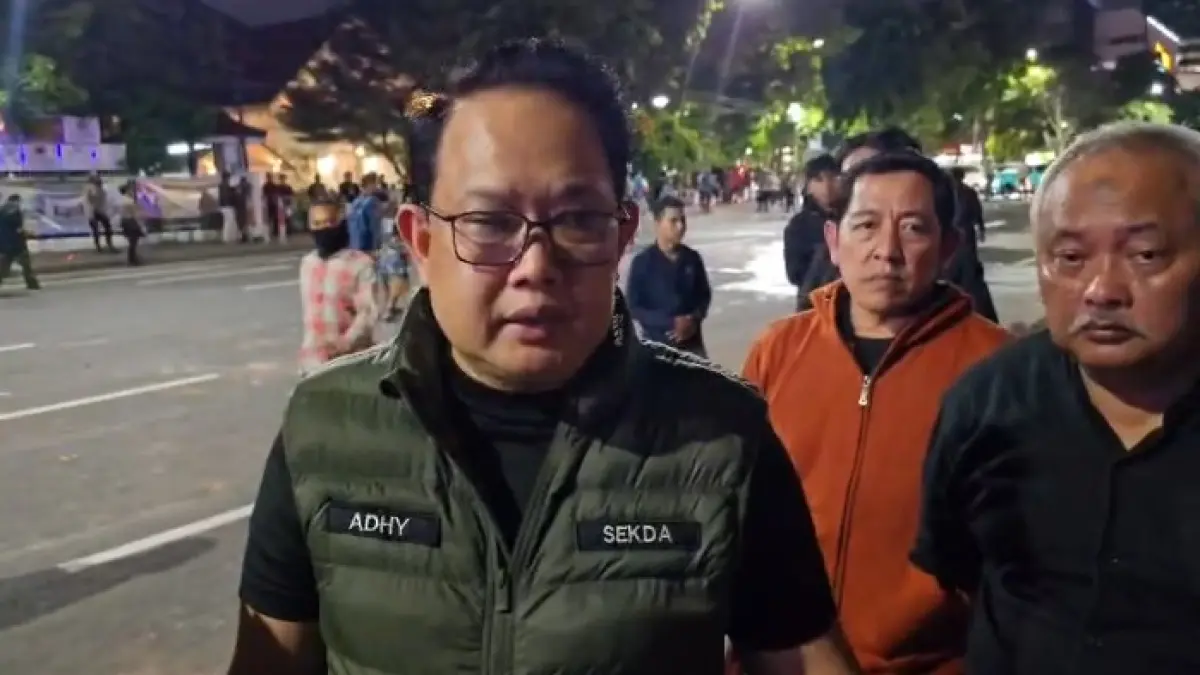 MERUGIKAN: Sekdaprov Jatim, Adhy Karyono sesalkan perusakan Gedung Negara Grahadi, Surabaya, saat aksi unjuk rasa, Jumat (26/6).(IST/RADAR SURABAYA)