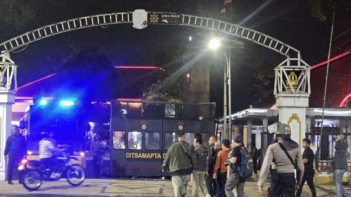 Sekretaris Daerah Pemprov Jatim, Adhy Karyono turun menenangkan massa.