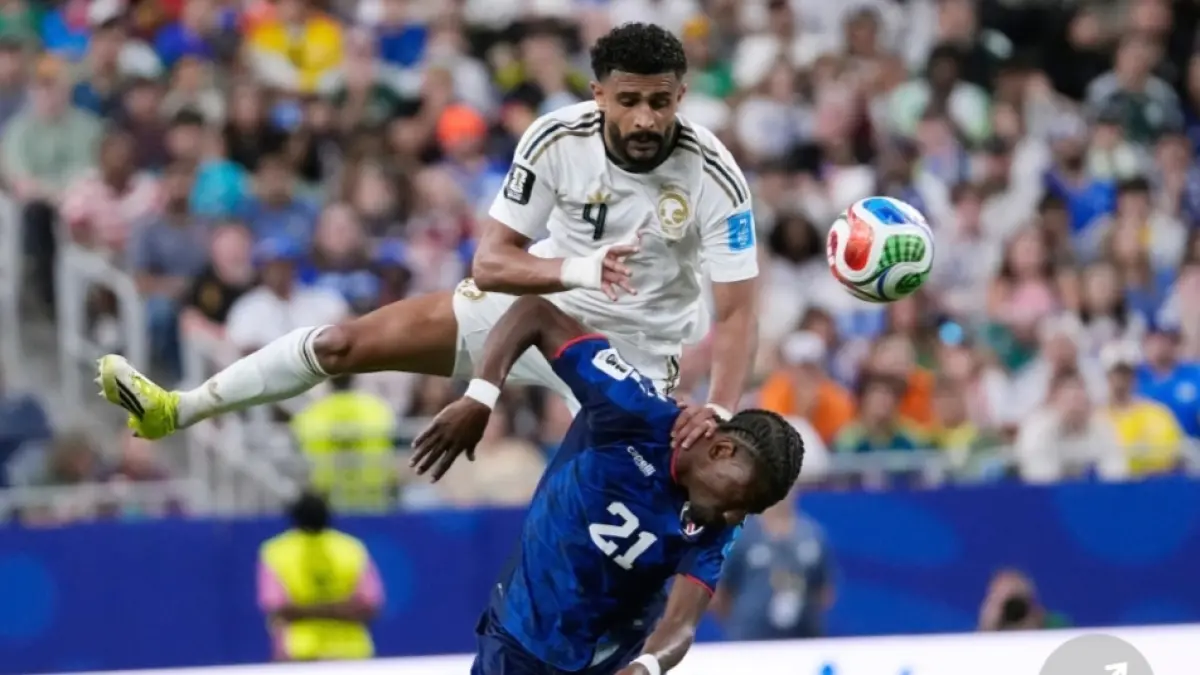 Bek Arab Saudi Abdulelah Alami (4) berduel dengan pemain Cape Verde, Nuno da Costa. (AP Photo/David J. Phillip) 