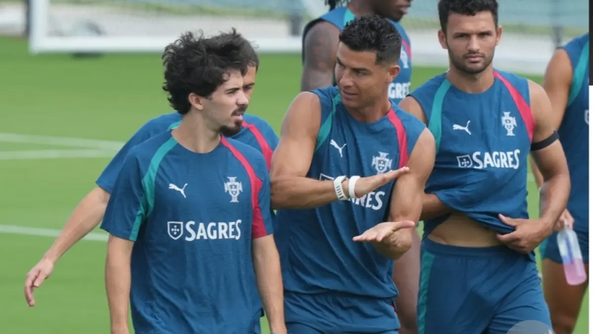 Cristiano Ronaldo berdiskusi dengan Vitinha saat latihan jelang hadapi Kolombia. (AP Photo/Marta Lavandier) 