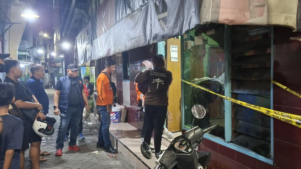 OLAH TKP: Polisi masih menyelidiki kasus pembunuhan di Jalan Putat Jaya Gang Lebar, Surabaya. Polisi temukan tujuh luka tusuk. (MAHRUS/RADAR SURABAYA)