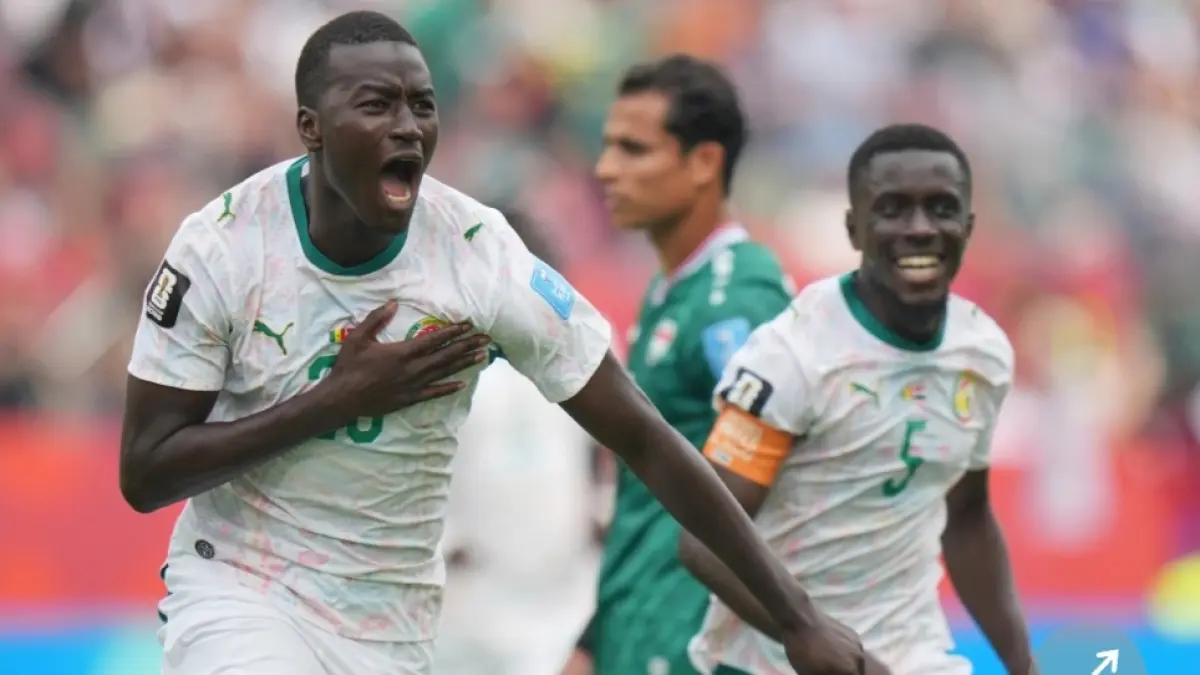 Pape Gueye (kiri) lakukan selebraai usai cetak gol ke gawang Irak. (AP Photo/Stephanie Scarbrough