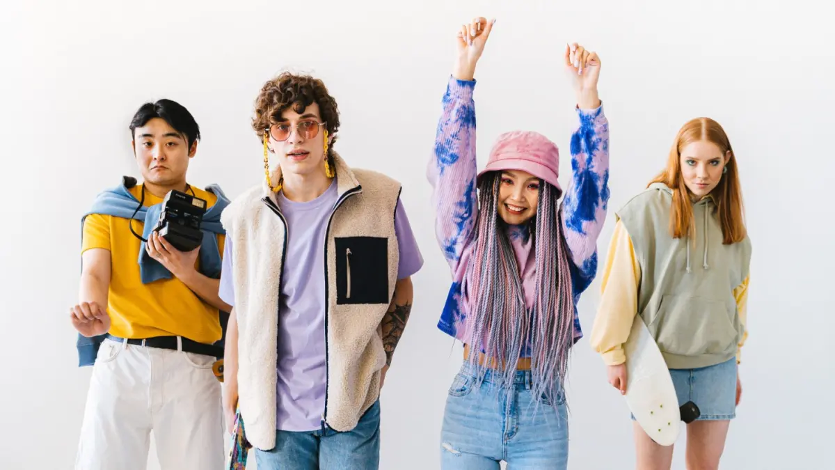 Seorang Gen Z melakukan outfit check dengan memastikan padu padan pakaian sebelum beraktivitas. Foto: Ist.