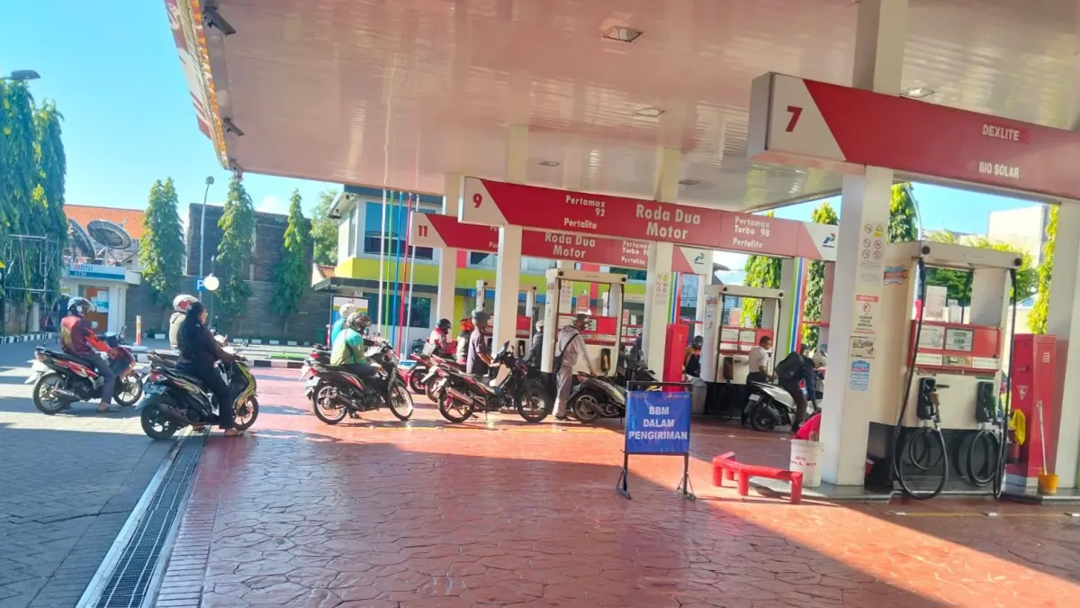BBM: Pertamina Patra Niaga Regional Jawa Timur, Bali, dan Nusa Tenggara (Jatimbalinus) terus mengoptimalkan seluruh rantai pasok distribusi BBM untuk memastikan kebutuhan energi masyarakat tetap terpenuhi.