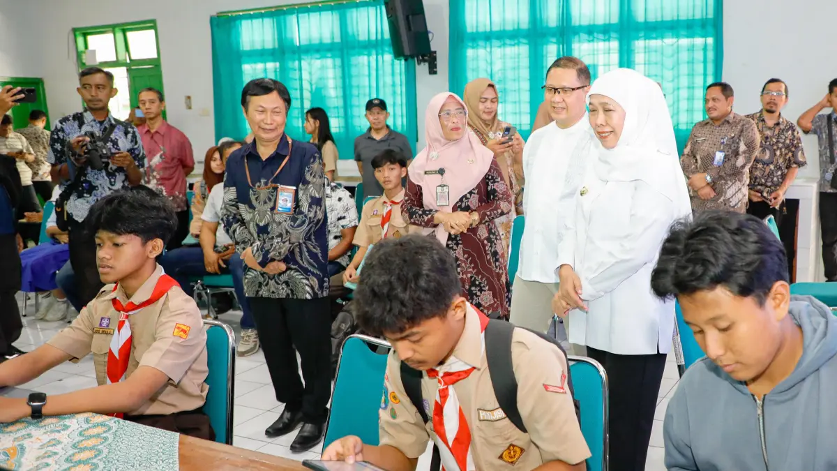 CEK: Gubernur Jatim Khofifah bersama Kepala Dindik Jatim Aries saat melihat langsung tahapan SMPB di Jatim. Dindik buka penerimaan jalur prestasi SMK. (IST/RADAR SURABAYA)
