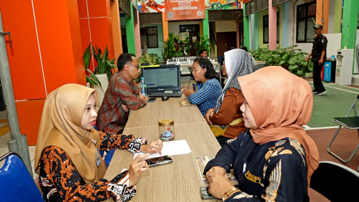 DIPERMUDAH: Anggota Komisi D DPRD Kota Surabaya, Ais Shafiyah Asfar, minta tidak ada siswa gagal sekolah karena administrasi saat SPMB SMP.(IST/RADAR SURABAYA)

‎