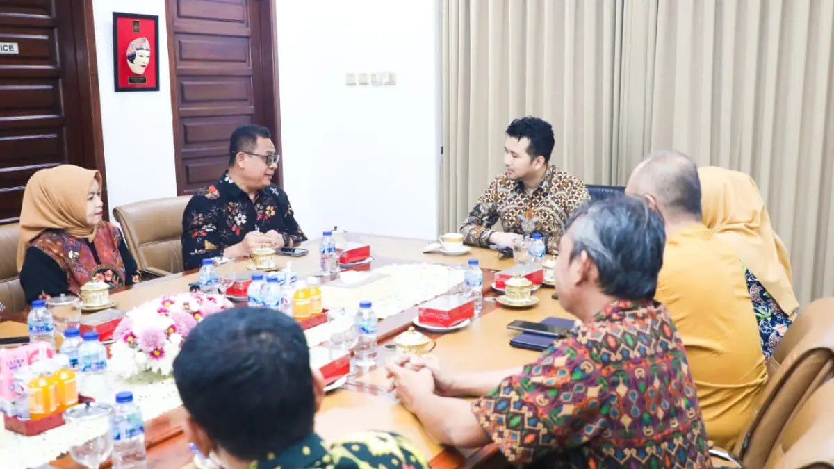 PEMBERDAYAAN: Wagub Jatim Emil Dardak saat menerima Lembaga Inkubator Bisnis untuk PMI. Lembaga ini mempersiapkan PMI punya bekal wirausaha saat pulang.(IST/RADAR SURABAYA)