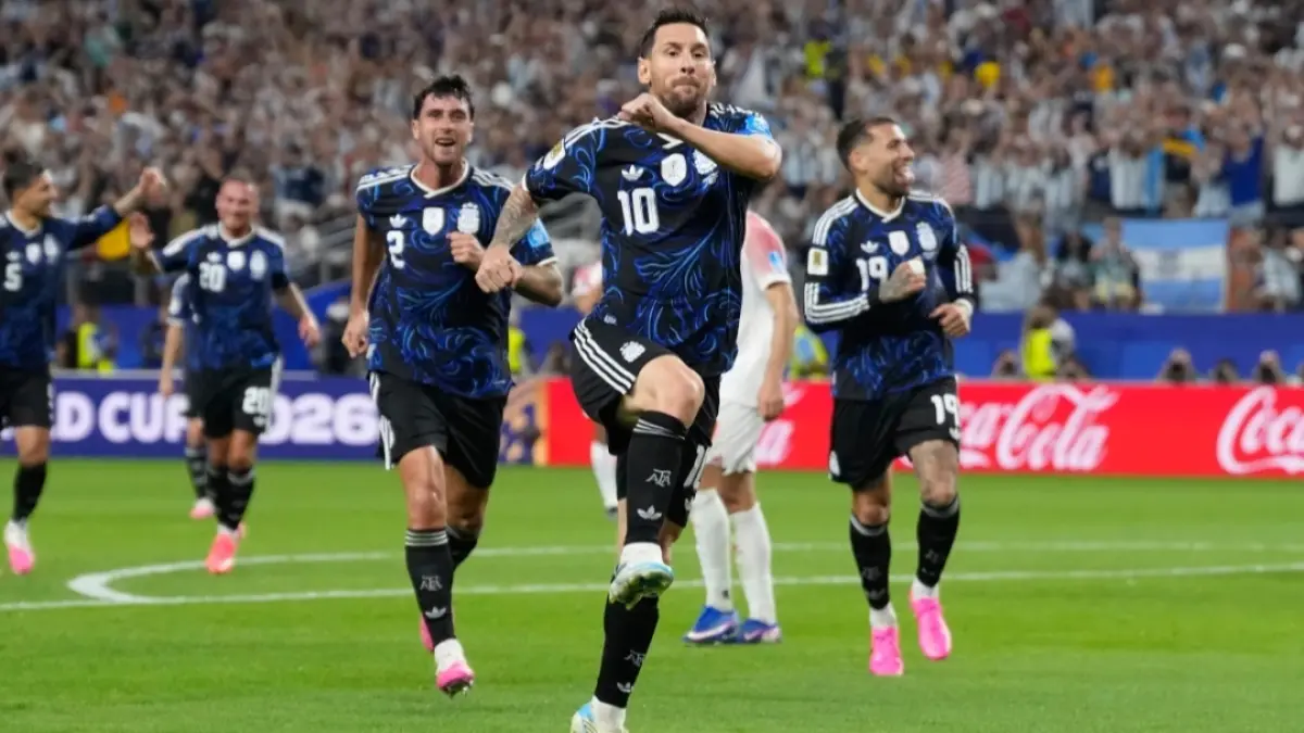 Selebrasi Lionel Messi usai cetak gol ke gawang Yordania. (AP Photo/Tony Gutierrez) 