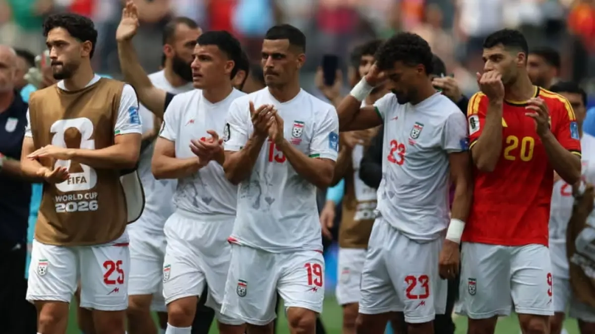Timnas Iran tersingkir secara dramatis. (The Guardian) 