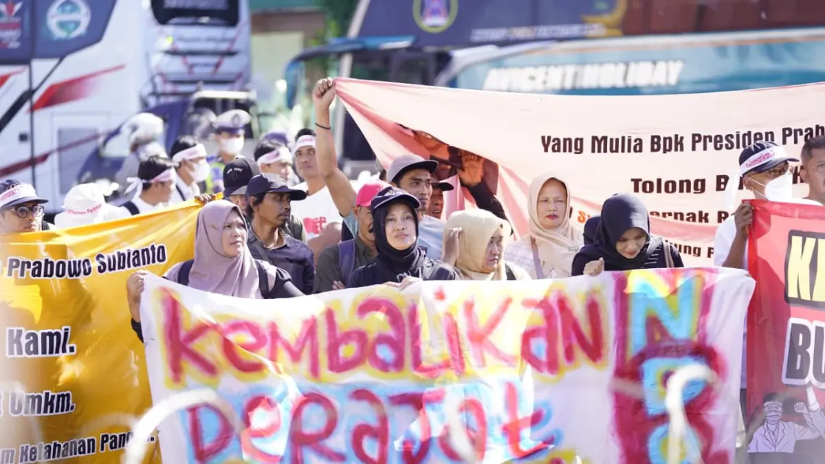 BERSUARA: Ratusan peternak saat berada di DPRD Jatim. Mereka menyuarakan nasibnya usai harga telur anjlok di pasaran.(MUS PURMADANI/RADAR SURABAYA)