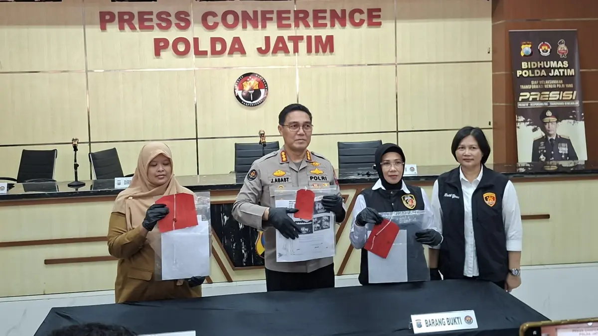 DIAMANKAN: Ditres PPA dan PPO Polda Jatim menunjukkan barang bukti yang disita dari tersangka kasus rudapaksa ayah ke anak kandung sendiri di Sukolilo, Surabaya. (MAHRUS/RADAR SURABAYA)