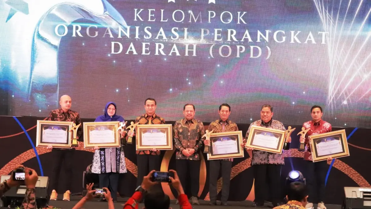 LAYAK: Penerima Radar Surabaya Award 2025 kategori OPD. (SURYANTO/RADAR SURABAYA)