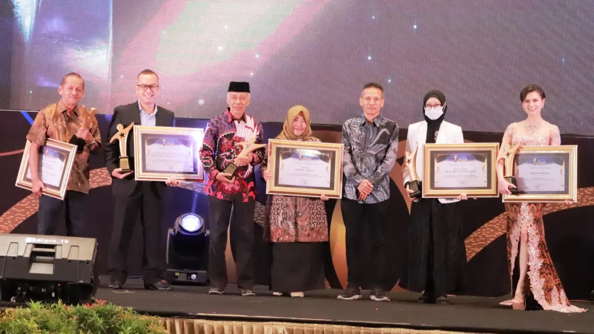MENGINSPIRASI: Tokoh Inspiratif memperoleh Radar Surabaya Award 2025. (SURYANTO/RADAR SURABAYA)