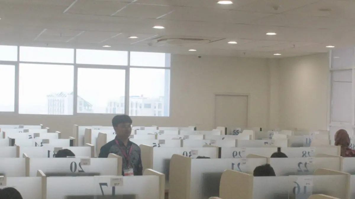 Peserta mengikuti Ujian Mandiri Tulis Universitas Airlangga (Unair) Tahun 2026 di salah satu lokasi ujian. (Rahmat Sudrajat) 