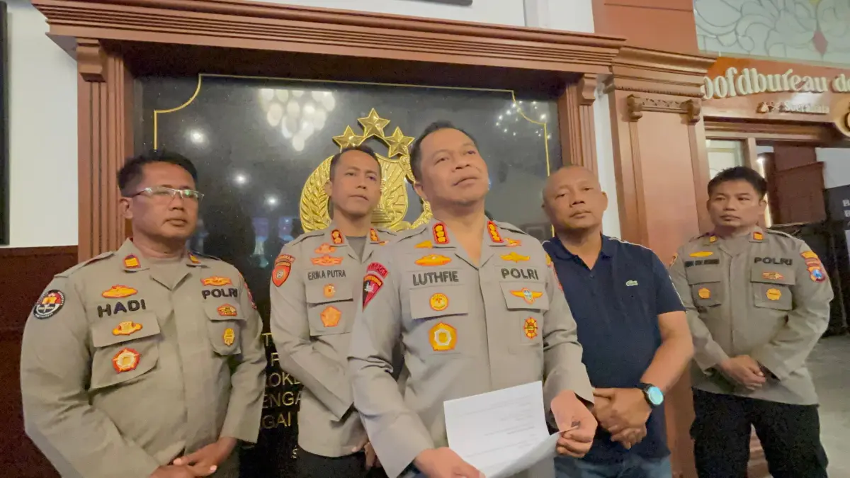 PROSES: Polrestabes Surabaya menetapkan empat orang sebagai tersangka perusakan dan enam karena positif narkoba usai kericuhan di depan Gedung Grahadi, Surabaya.(IST/RADAR SURABAYA)