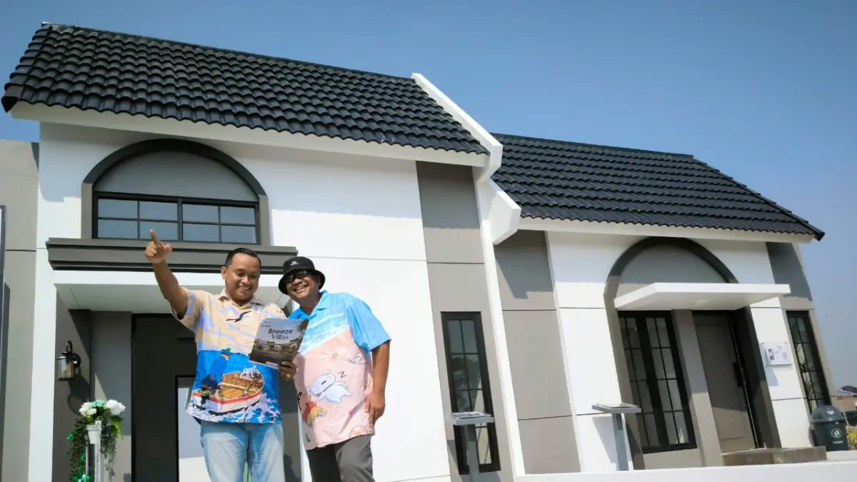 NEW Cluster: Oki Setya Budi (kanan) bersama Bagus Nasution menjelaskan permintaan hunian segmen middle dengan range harga mulai Rp 500-an juta masih bertumbuh karenanya PT Jayaland kembali merilis cluster terbaru, Breeze Villas di Surya Breeze. (M. Afiq Firdaus) 