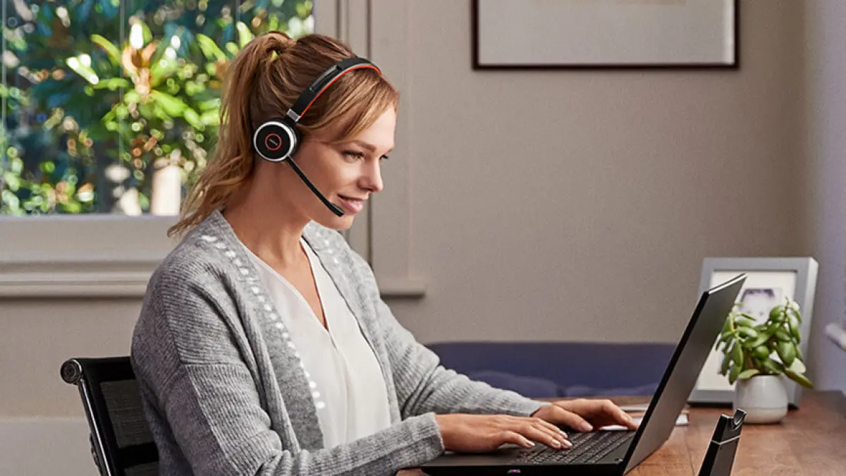 Seorang pengguna mengenakan earphone nirkabel saat menggunakan laptop. Perangkat tersebut banyak dimanfaatkan untuk menunjang aktivitas belajar, bekerja, maupun menikmati hiburan.  Foto: Ist.