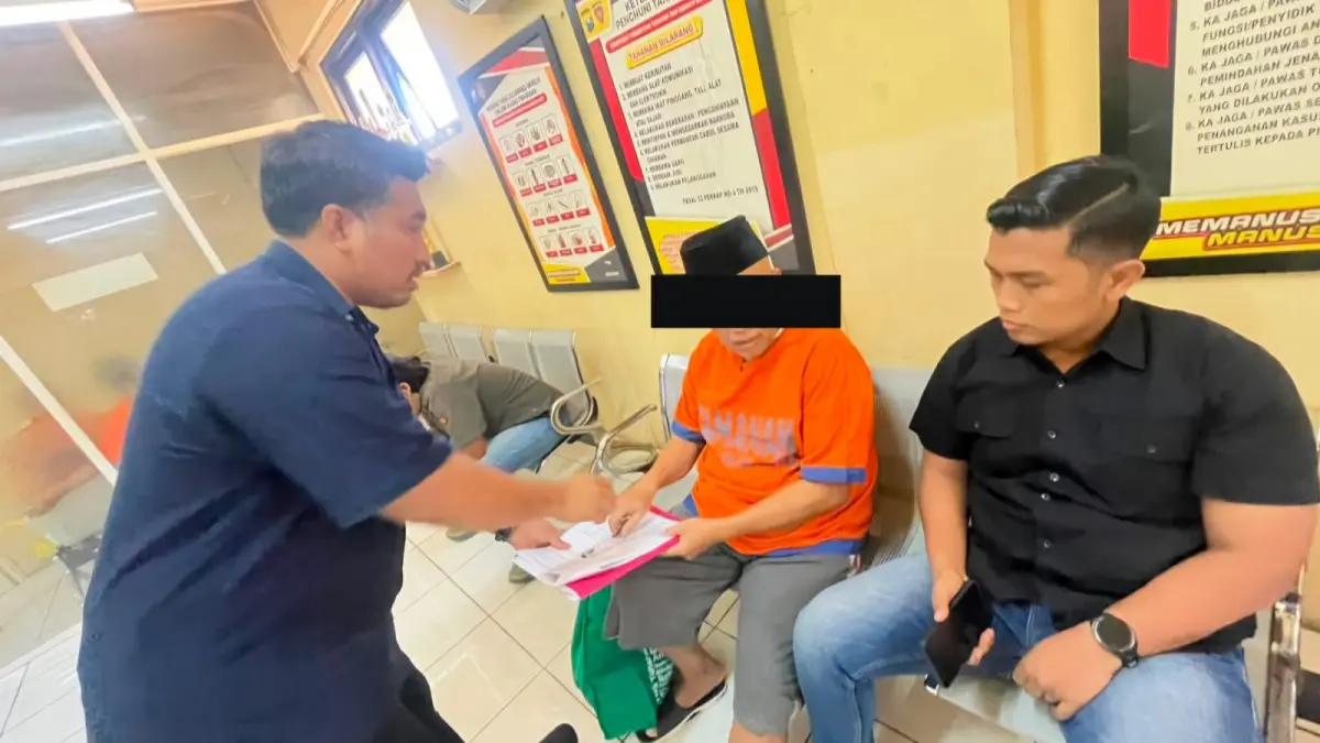 TUNTAS: Polda Jatim menyerahkan tersangka MZ ke Kejari Malang usai berkas dinyatakan P21 atau lengkap.(IST/RADAR SURABAYA)