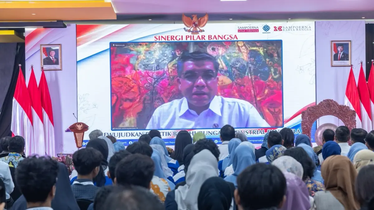 DIALOG: Menaker RI Prof Yassierli saat melakukan video conference terkait transformasi hubungan industrial di Indonesia. (IST/RADAR SURABAYA)