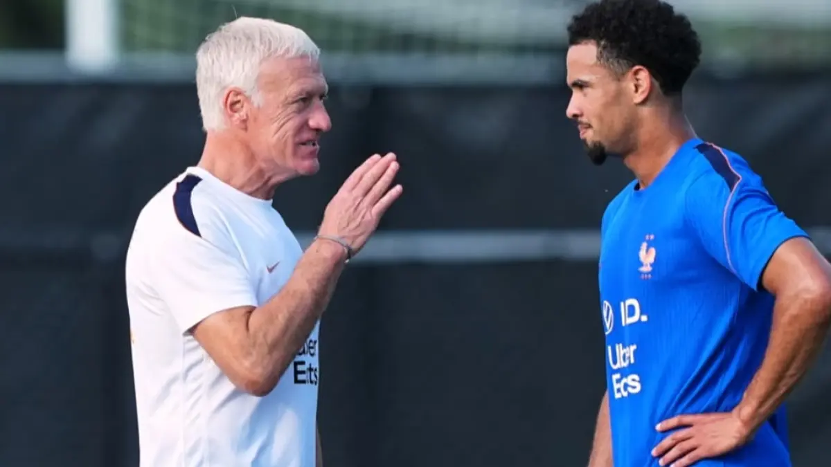 Didier Deschamps (kiri) berharap Les Bleus tetap tajam menyerang solid bertahan. (The Guardian.) 