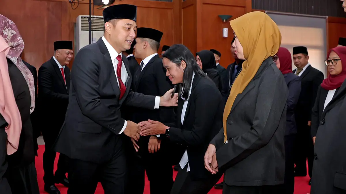 DIUNDUR: Wali Kota Surabaya Eri Cahyadi saat melantik sejumlah pejabat perempuan. Jadwal mutasi ASN diundur hingga pejabat perempuan mendapat izin suami.(IST/RADAR SURABAYA)