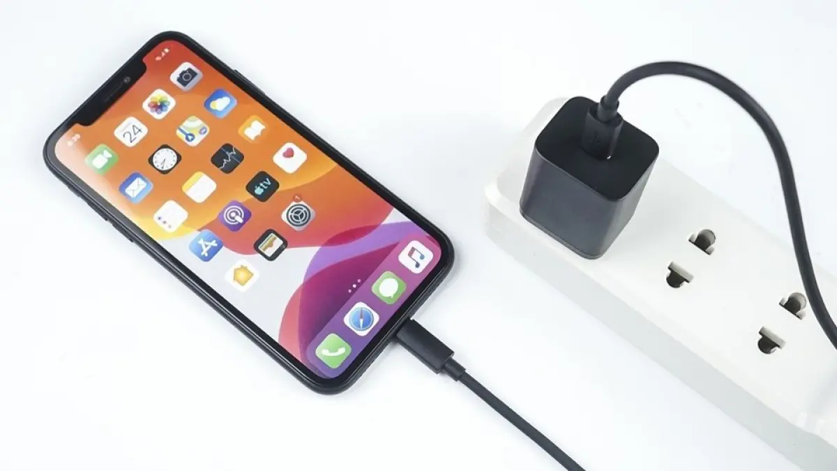 Kabel data masih dimanfaatkan untuk mendukung pengisian daya dan transfer data dalam aktivitas sehari-hari. Foto: Ist.