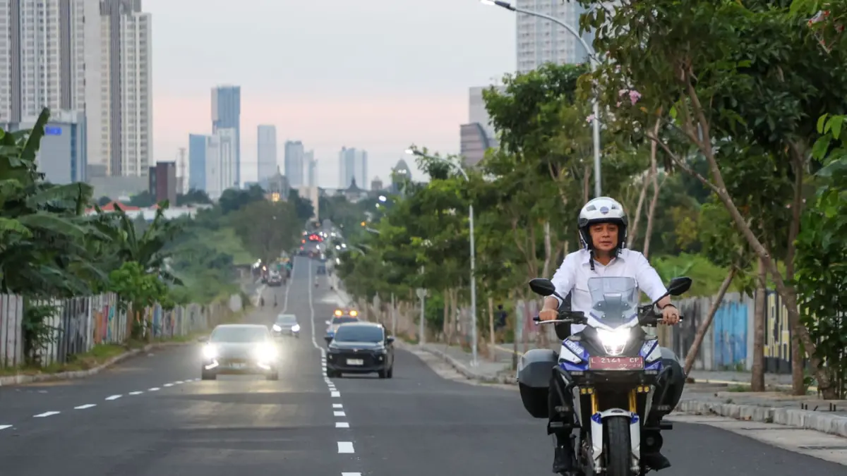 MULUS: Wali Kota Surabaya Eri Cahyadi saat melihat langsung Jalan Radian Road Lontar, Surabaya. Pemkot Surabaya akan melakukan uji coba dan melakukan rekayasa. (IST/RADAR SURABAYA)

‎