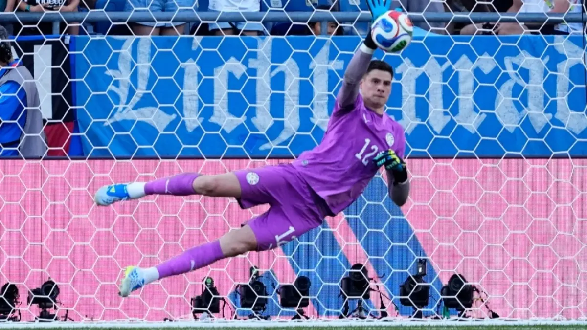 Orlando Gill saat menahan tendangan Kai Havertz saat adu penalti. (AP Photo/David Josek) 