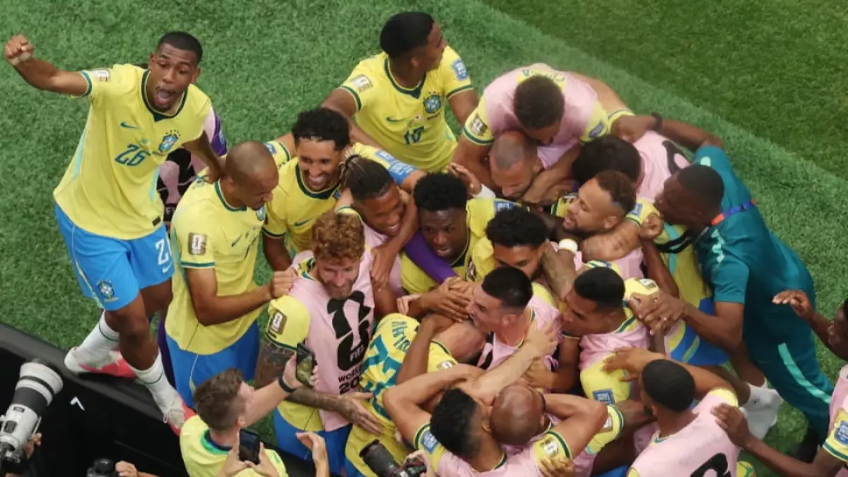 Selebrasi pemain Brasil usai Gabriel Martinelli cetak gol. (The Guardian/Julian Finney/FIFA/Getty Images) 
