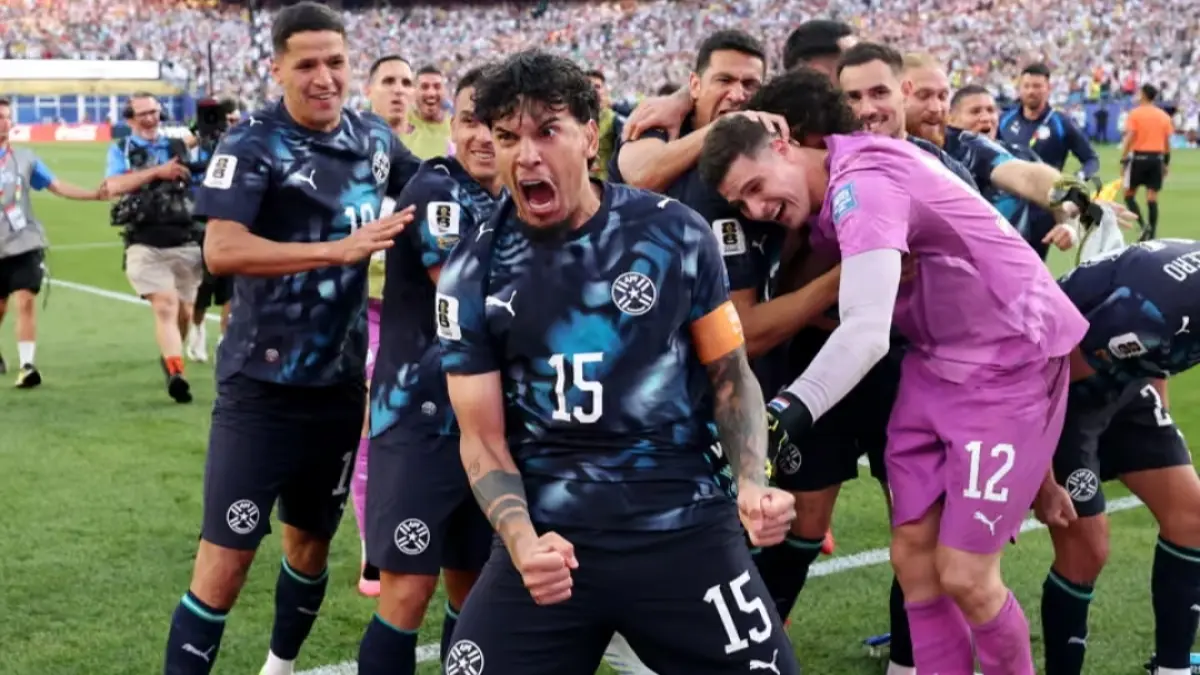 Selebrasi pemain Paraguay usai menyingkirkan juara dunia empat kali, Jerman. (The Guardian/
Photograph: Alexander Hassenstein/Getty Images). 