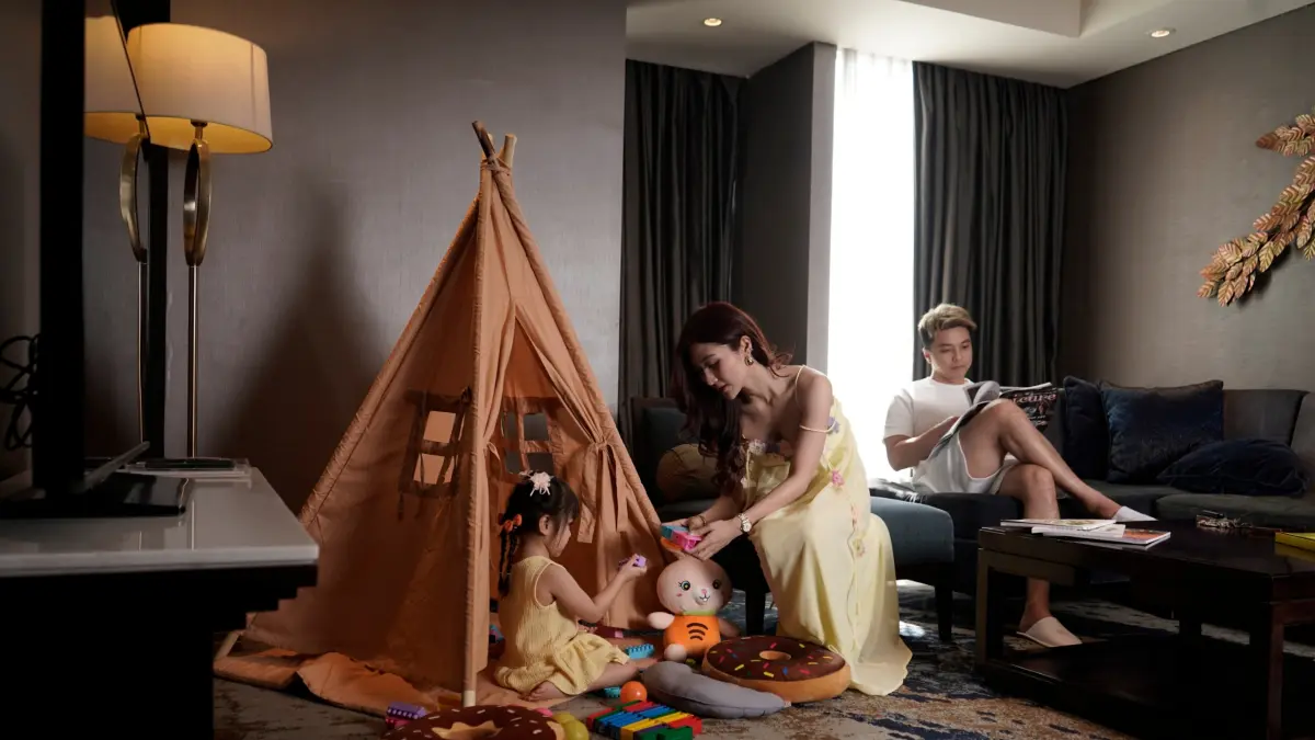 SERU: Sudut bermain berupa kids mini tent yang hadir di Vasa Hotel Surabaya untuk menemani staycation selama liburan sekolah. (Istimewa) 