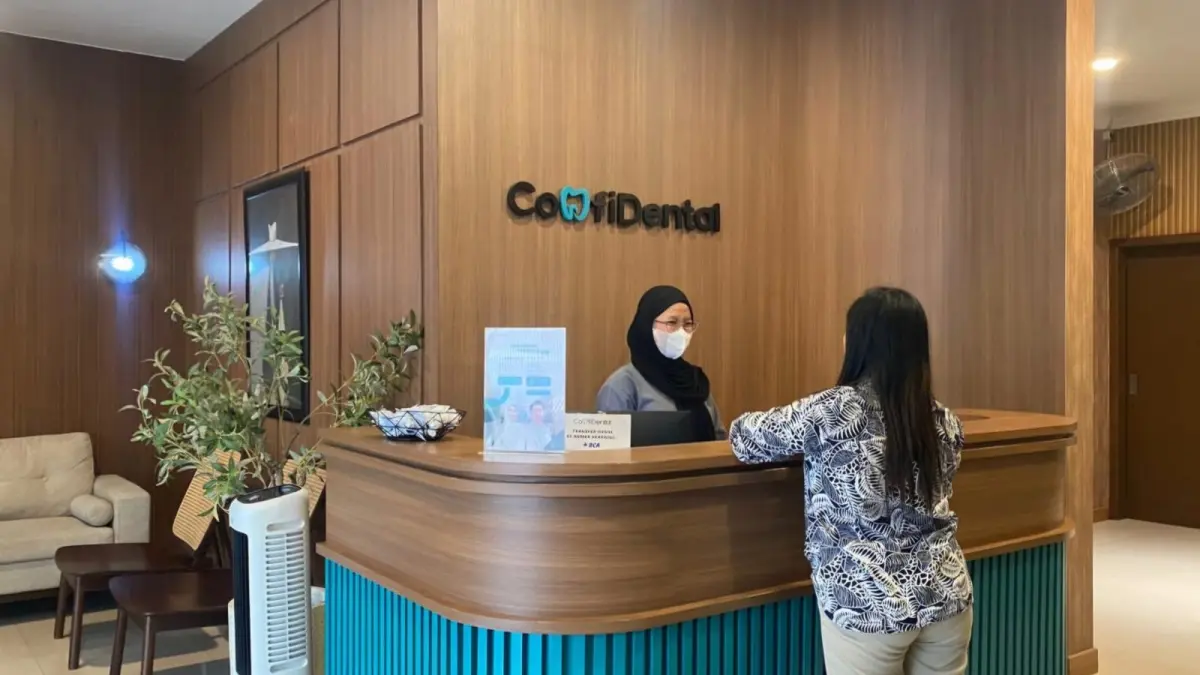 TERINTEGRASI: Pasien Confidental saat registrasi di meja resepsionis Confidental, Jalan Aluminium kemarin (29/6).(CONFIDENTAL/RADAR SURABAYA)
